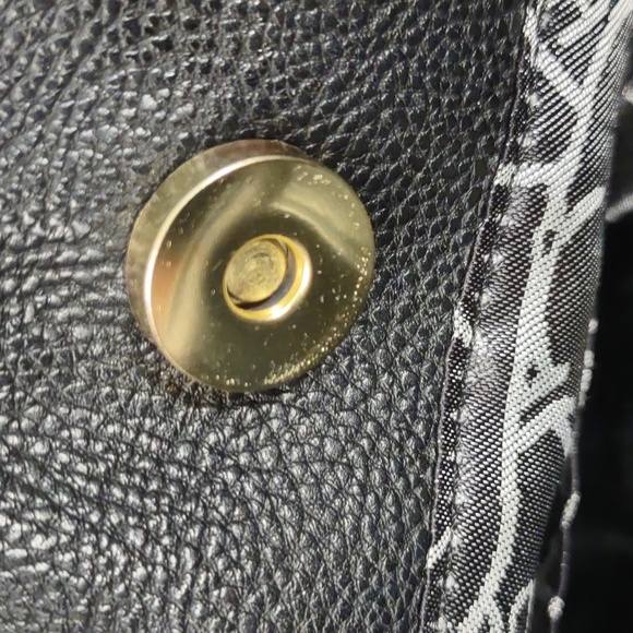 PRE USED BETSEY JOHNSON CREAM AND BLACK BOW TIE LIP STICK QUILTED SATCHEL - Picture 9 of 14